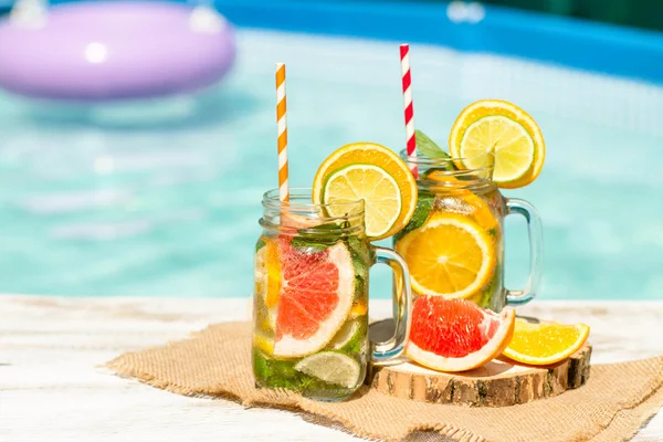 Sommardrinkar med grapefrukt och is — Stockfoto
