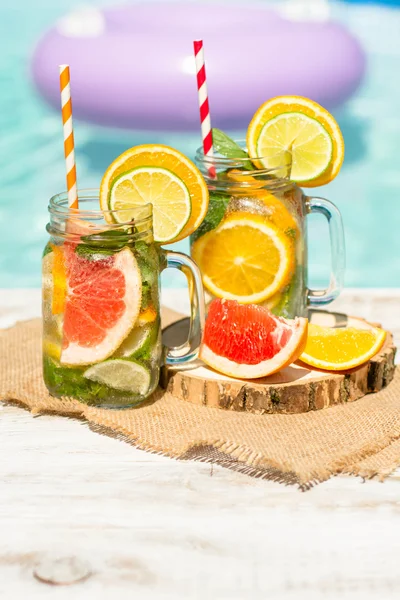 Sommardrinkar med grapefrukt och is — Stockfoto