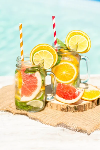 Sommardrinkar med grapefrukt och is — Stockfoto