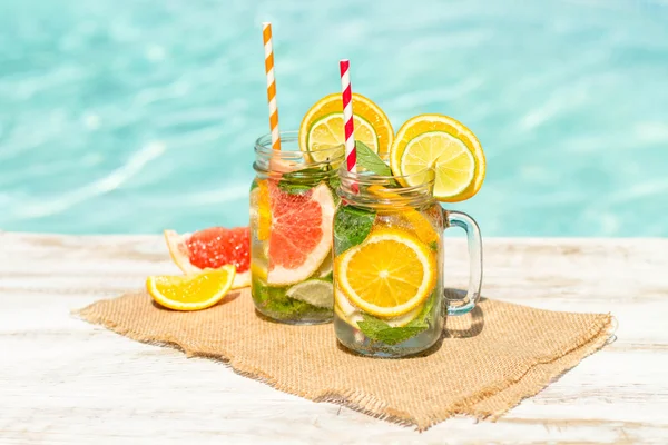 Zomer dranken met grapefruit en ijs — Stockfoto