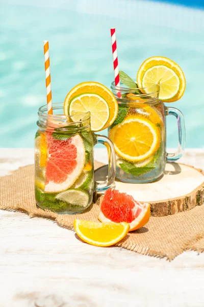 Літні напої з грейпфрутом та льодом — стокове фото