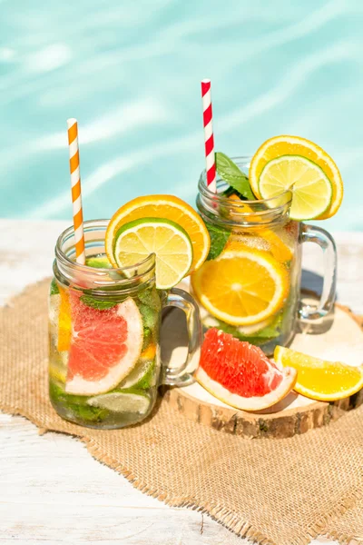 Letní nápoje s grapefruity a LED — Stock fotografie