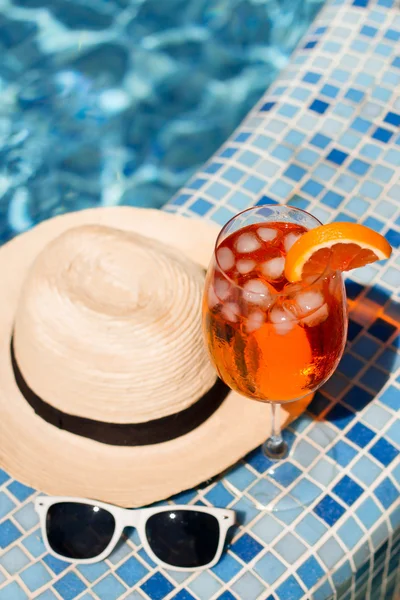 Cóctel con naranja, aislado cerca de la piscina — Foto de Stock