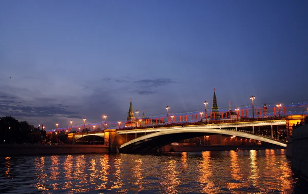 大きな石造りの橋、ロシアのモスクワで戦勝記念日の創立 70 周年記念の夜に大クレムリン宮殿 — ストック写真