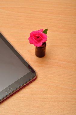 Tablet ve bir gül