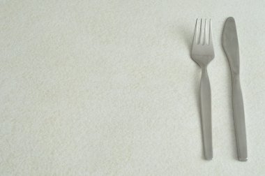 Beyaz arkaplanda çatal bıçak takımı