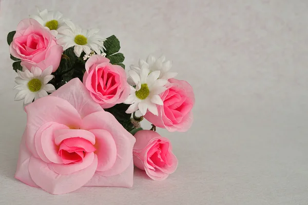 Flores artificiales rosadas — Foto de Stock