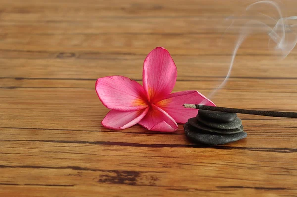 Frangipani çiçek, incenses ve çakıl