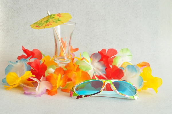 Guirlande, lunettes de soleil et parapluie cocktail — Photo