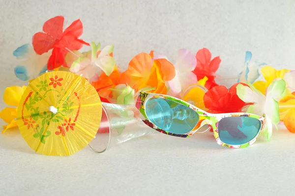 Guirnalda, gafas de sol y paraguas de cóctel — Foto de Stock