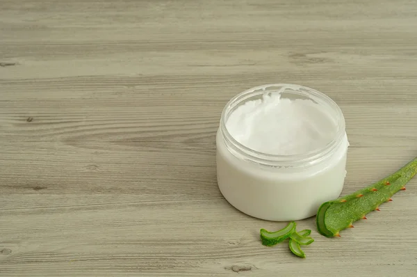 Crema di bellezza e un pezzo di aloe vera — Foto Stock