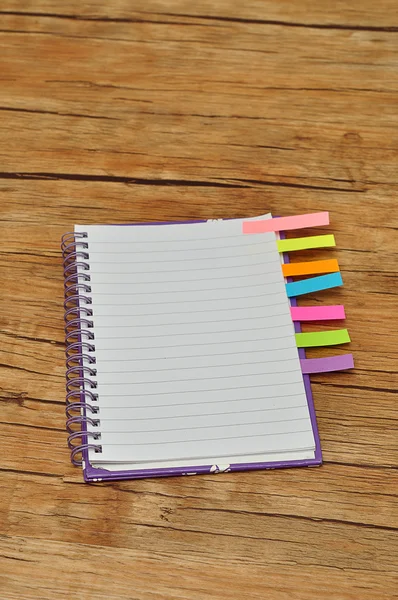 Cuaderno con marcadores en mesa de madera —  Fotos de Stock