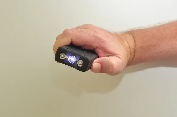 Handgehaltener Taser — Stockfoto