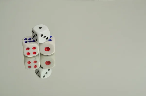 一个集合是反射到白色背景的骰子 — 图库照片