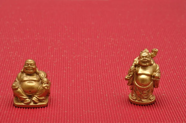 Buddhas på en röd bakgrund — Stockfoto