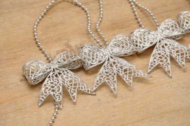 Ahşap arka plan üzerinde izole gümüş yay