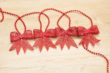 Ahşap arka plan üzerinde izole kırmızı yay