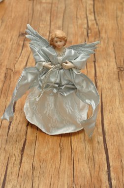 Gümüş bir Noel ağacı süsleme için giyinmiş bir melek