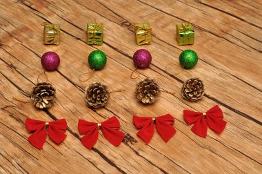 Noel dekorasyonları ahşap arka plan üzerinde çeşitli