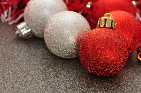 Rood en zilver kerstboom kerstballen — Stockfoto