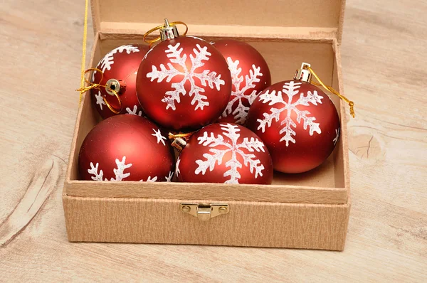 Een doos vol met rode kerstballen — Stockfoto