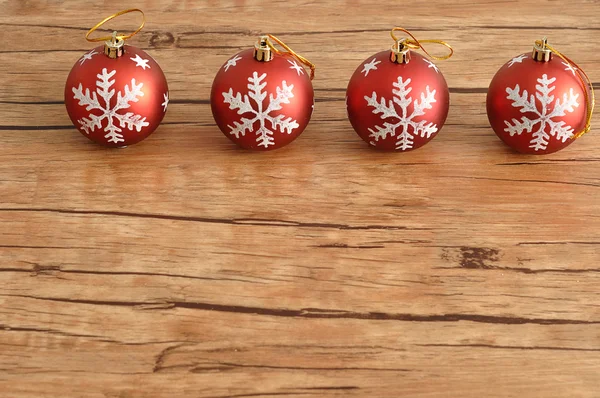 Une rangée de boules de Noël rouges — Photo