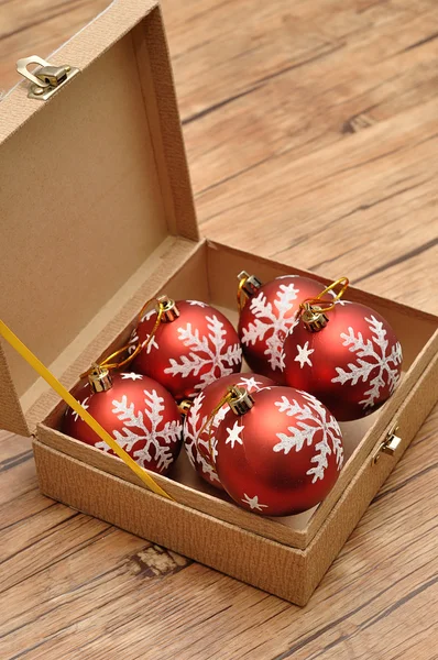 Bir Noel ağacı süslemek için kırmızı baubles kutu — Stok fotoğraf