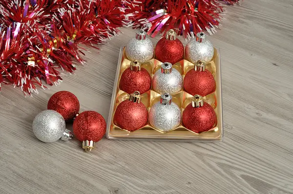 Rood en zilver kerstboom kerstballen — Stockfoto