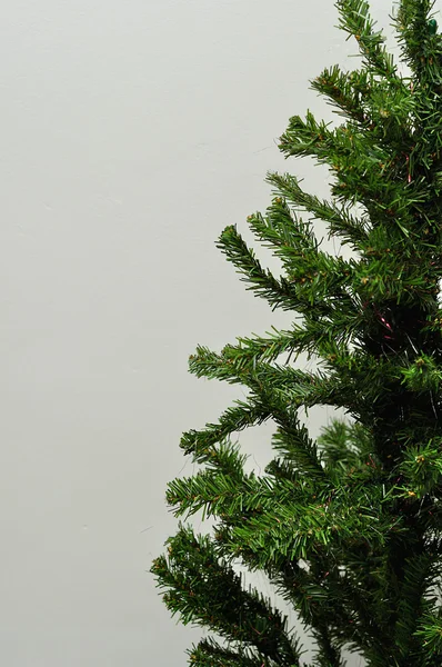 Uma árvore de Natal artificial sem decorações isoladas contra um fundo branco — Fotografia de Stock