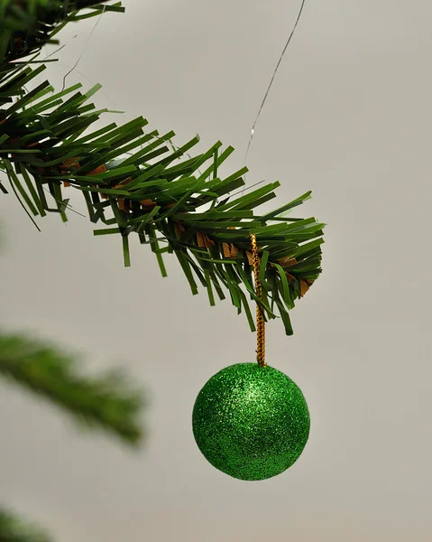 크리스마스 나무 가지에 매달려 녹색 값싼 물건 — 스톡 사진