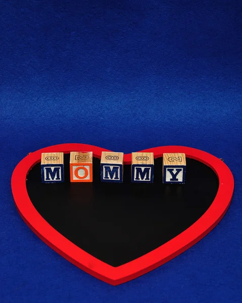 Le mot maman orthographié sur le tableau en forme de coeur — Photo