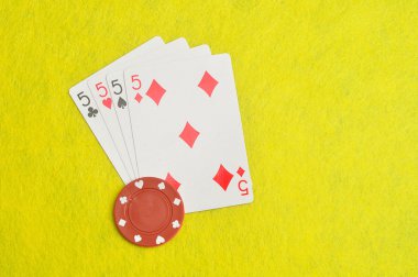 5 sayının farklı cinsten kartların bir güverte kartları