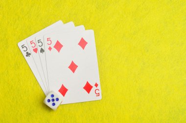 5 sayının farklı cinsten kartların bir güverte kartları