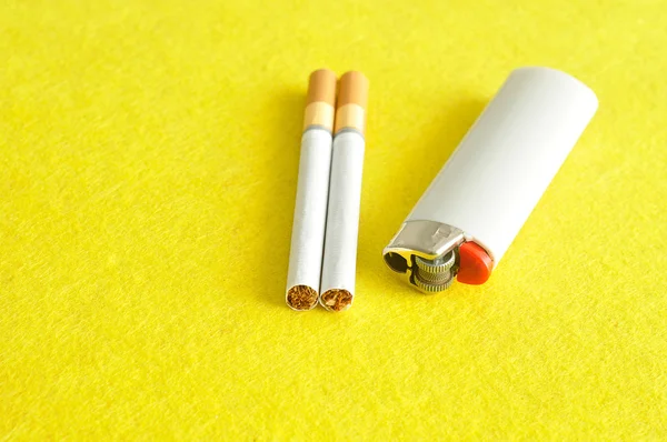 Ένα λευκό αναπτήρα με δύο τσιγάρα — Φωτογραφία Αρχείου