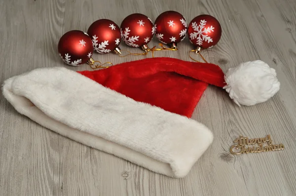 Χριστουγεννιάτικα στολίδια και ένα καπέλο — Φωτογραφία Αρχείου