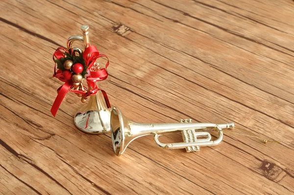 Trombetas douradas para decorar uma árvore de Natal — Fotografia de Stock