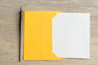 Bir kağıt parçası ile turuncu bir zarf