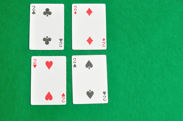 El palo diferente de las cartas número 2 en una baraja de cartas —  Fotos de Stock