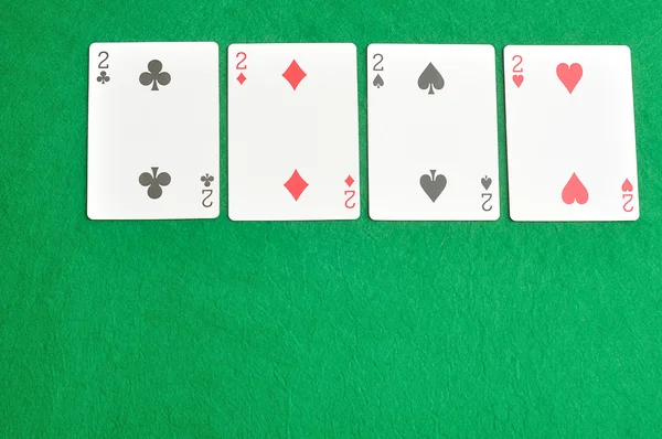 O naipe diferente das cartas número 2 em um baralho de cartas — Fotografia de Stock