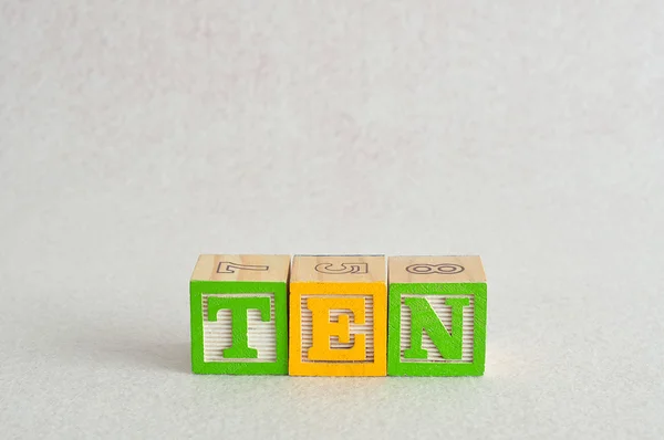 Η λέξη δέκα (10) γράφεται με πολύχρωμα μπλοκ αλφαβήτου — Φωτογραφία Αρχείου