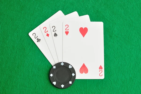 Bir kart destesindeki 2 numaralı kartların farklı takım elbisesi Stok Resim