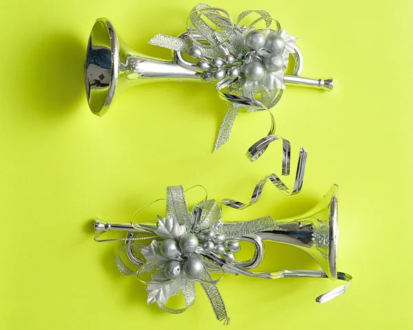 クリスマス ツリーを飾るために銀のトランペット — ストック写真