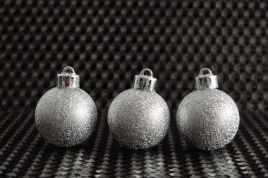 Siyah bir arka plan üzerinde izole Noel ağacı baubles gümüş