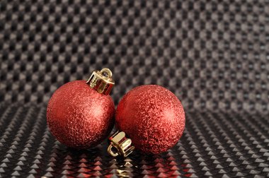 Siyah bir arka plan üzerinde izole kırmızı Noel ağacı baubles