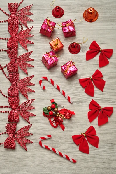 Разнообразие красных рождественских украшений — стоковое фото