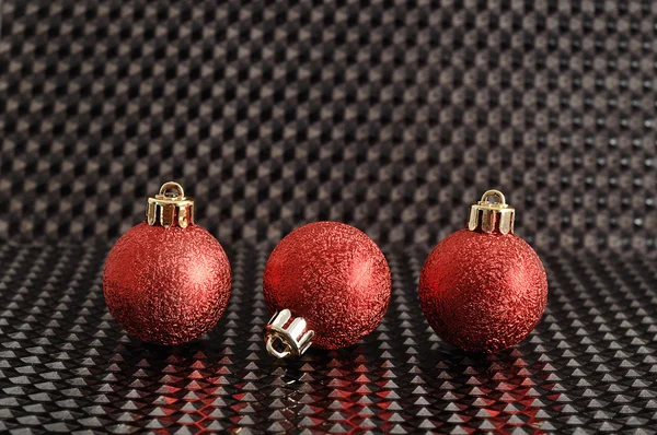 Красные рождественские безделушки на черном фоне — стоковое фото