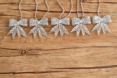 Ahşap arka plan üzerinde izole gümüş yay