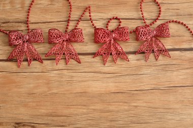 Ahşap arka plan üzerinde izole kırmızı yay