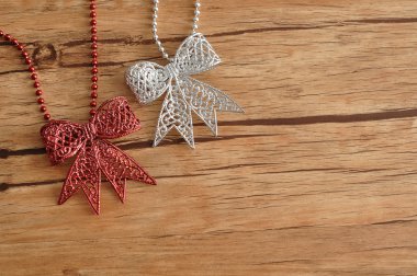 Bir kırmızı ve gümüş bir ahşap arka plan üzerinde izole yay