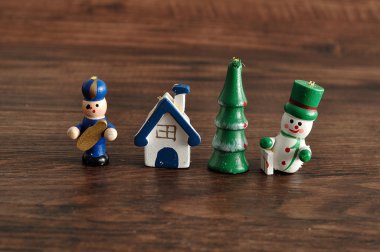 Bir Noel ağacı süslemek için figürler